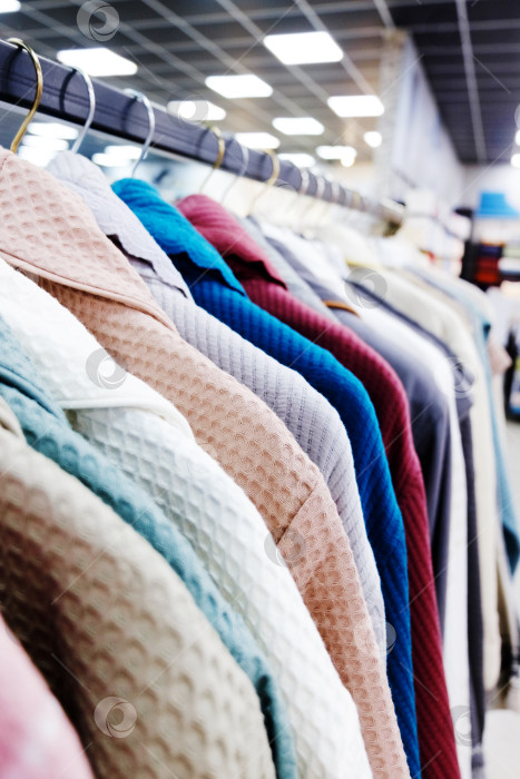 Скачать Вешалка для одежды с голубой рубашкой, свисающей сверху фотосток Ozero