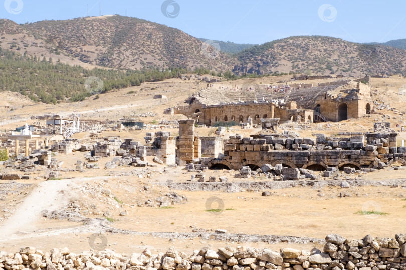 Скачать Пустынный пейзаж с маленькой деревушкой посередине фотосток Ozero