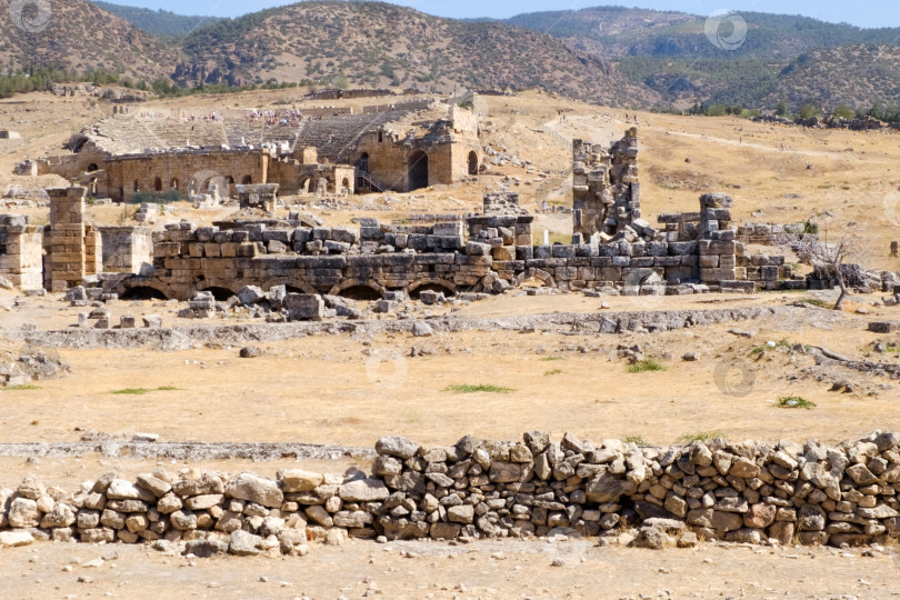 Скачать Окруженный стеной город с каменной стеной на заднем плане фотосток Ozero