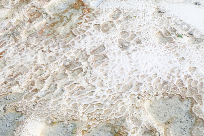 Скачать Бело-коричневое скальное образование с множеством отверстий фотосток Ozero