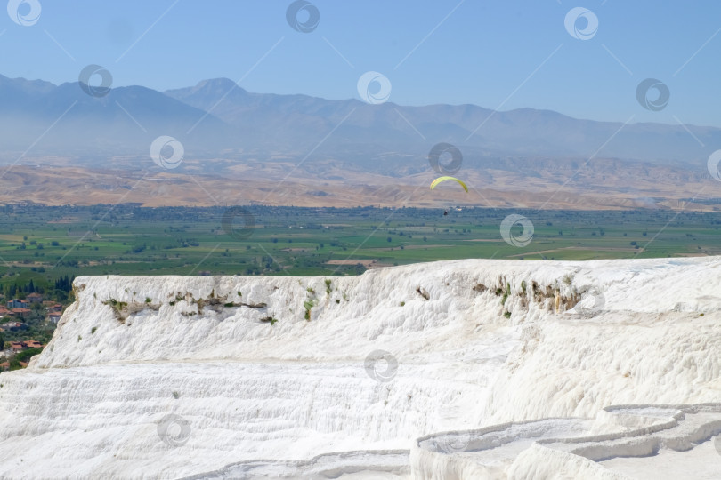 Скачать Человек запускает в небо воздушного змея фотосток Ozero