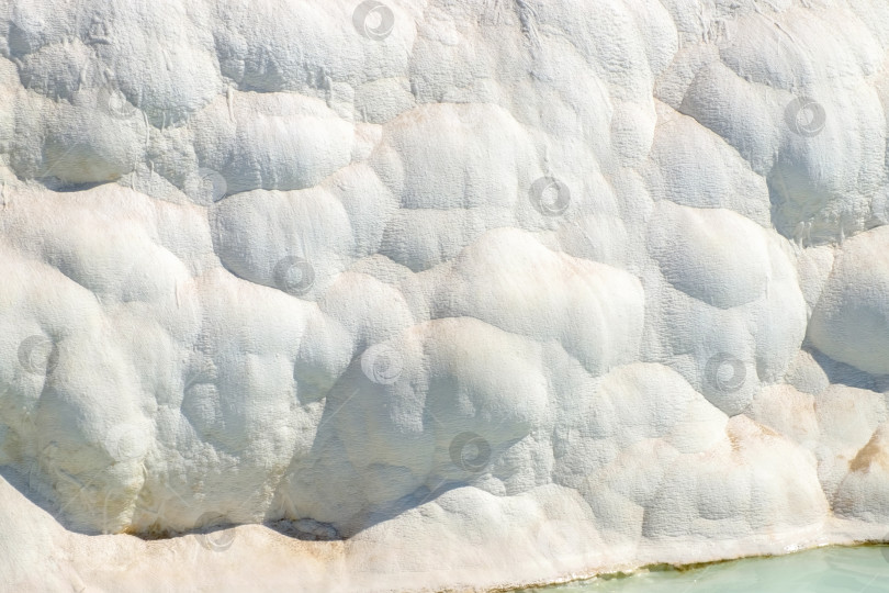 Скачать Большая белая скала с множеством бугорков и гребней фотосток Ozero