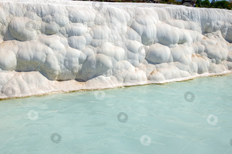 Скачать Большая стена из белых скал находится рядом с водоемом фотосток Ozero