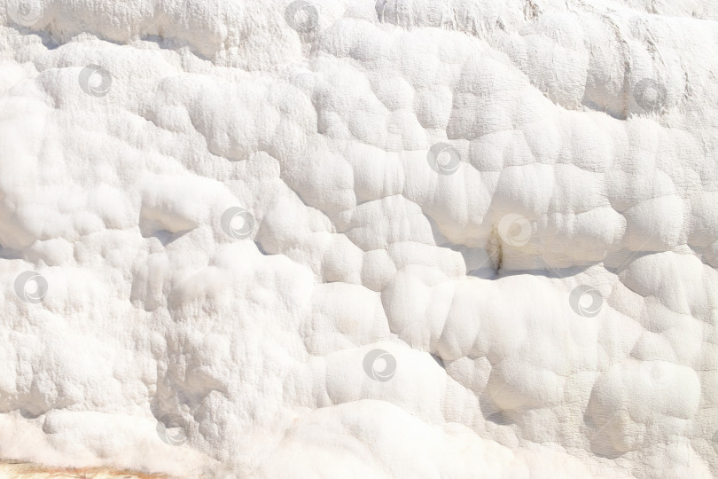 Скачать Белая каменная стена с множеством неровностей и гребней фотосток Ozero