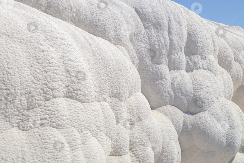 Скачать Большая белая скала с множеством бугорков и гребней фотосток Ozero