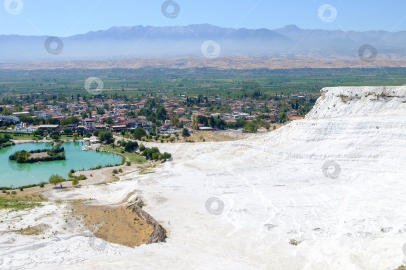 Скачать Белый холм с городом вдалеке фотосток Ozero