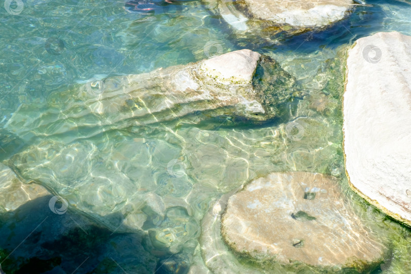 Скачать Камень находится в воде, и вода прозрачная фотосток Ozero