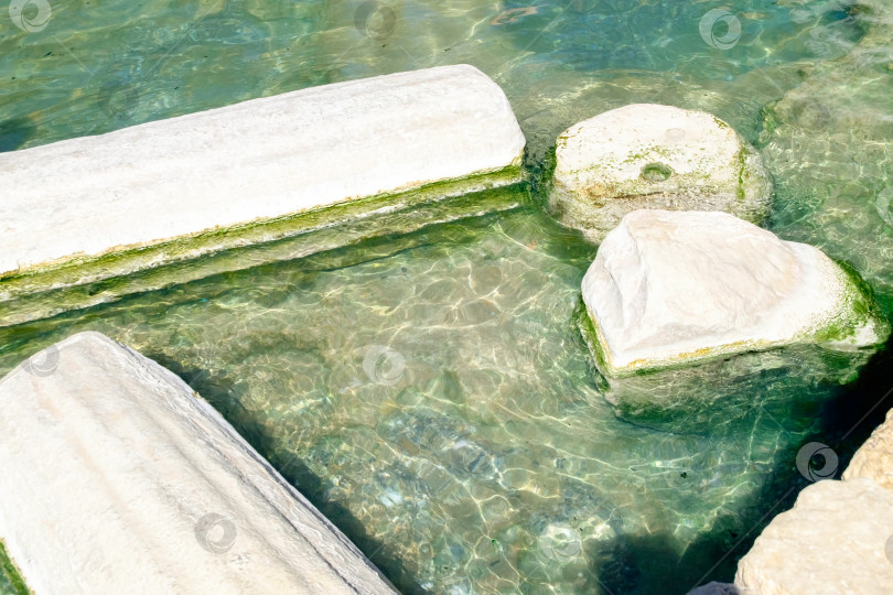 Скачать Камень находится в воде фотосток Ozero
