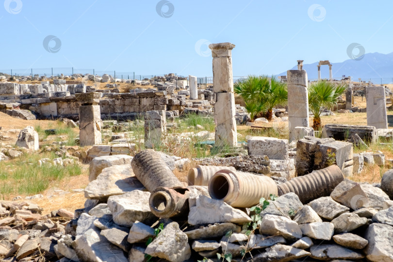 Скачать Груда камней и битой керамики фотосток Ozero