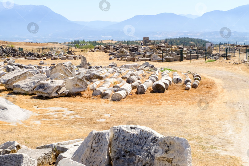 Скачать Большая груда камней находится посреди поля фотосток Ozero