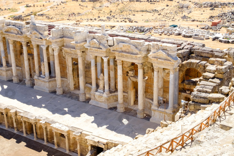 Скачать Большое здание с каменным фасадом и деревянным забором фотосток Ozero