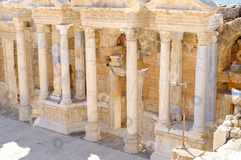 Скачать Здание с белыми колоннами и крестом на вершине фотосток Ozero