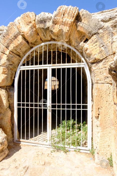 Скачать Каменная арка с белыми металлическими воротами фотосток Ozero