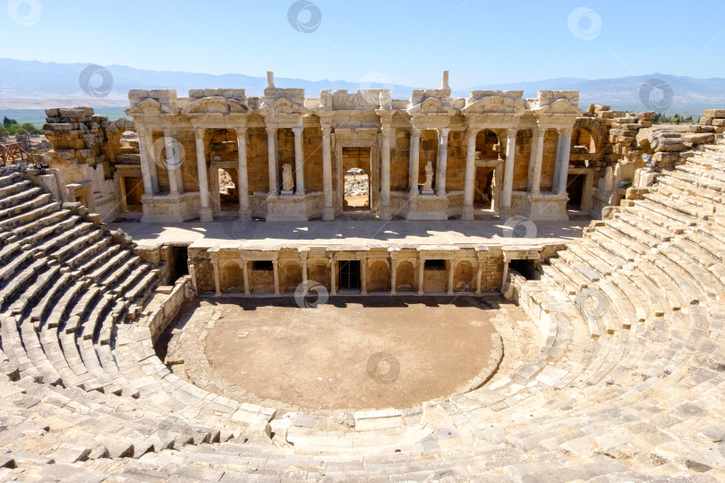 Скачать Большое каменное здание с большим открытым двором фотосток Ozero