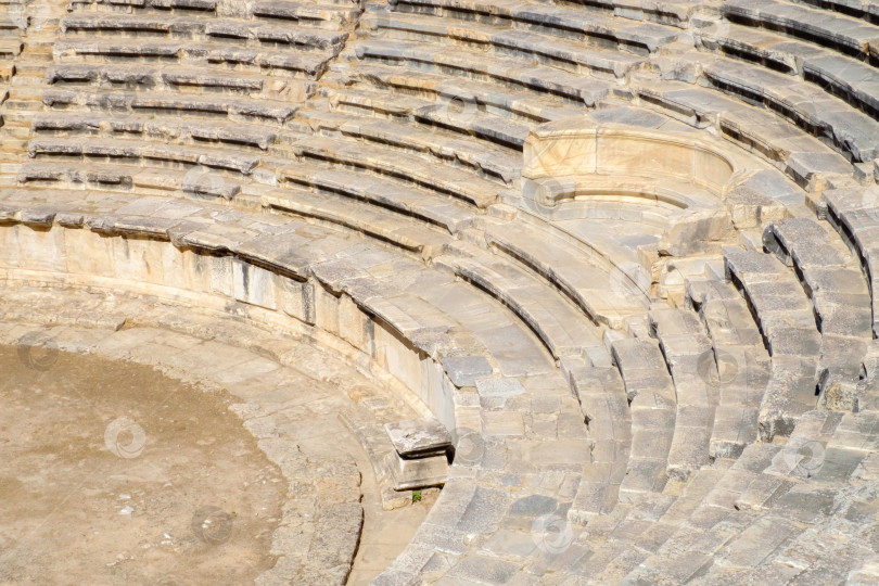 Скачать Каменная стена с каменной скамьей фотосток Ozero