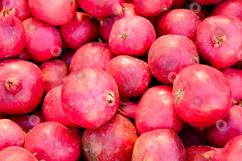 Скачать Горка красных фруктов, включая гранаты фотосток Ozero