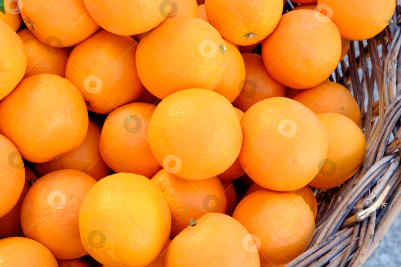 Скачать Корзина, полная апельсинов фотосток Ozero