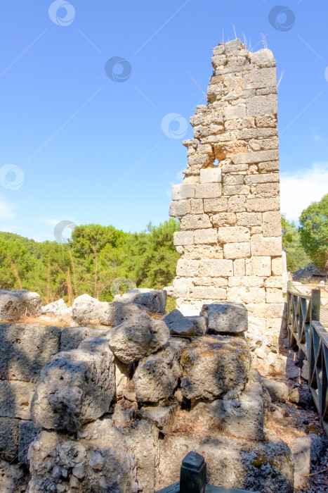 Скачать Каменное здание с большим каменным дымоходом фотосток Ozero