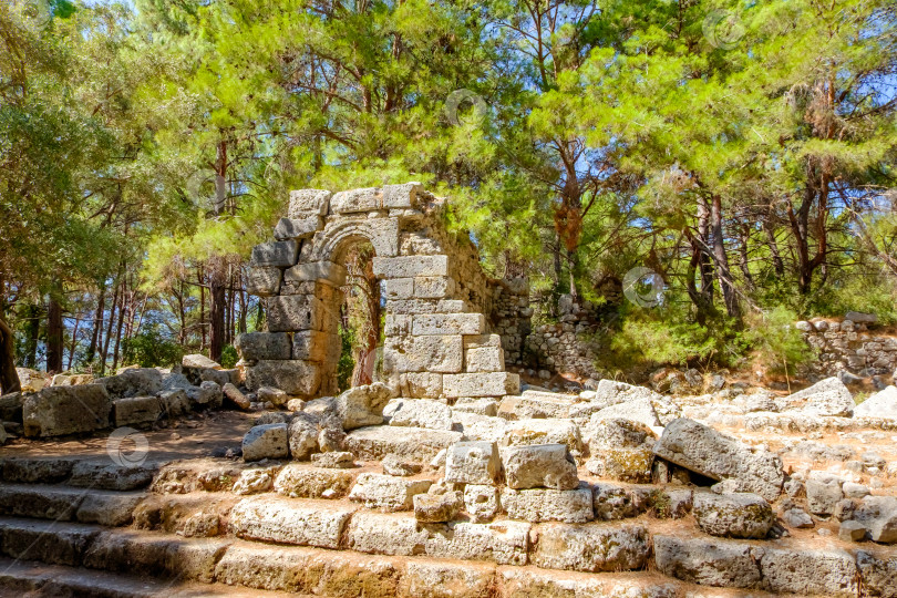 Скачать Каменная арка с каменной стеной на заднем плане фотосток Ozero