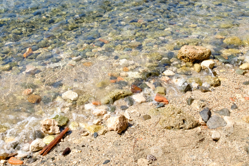 Скачать Каменистый пляж с водоемом на заднем плане фотосток Ozero