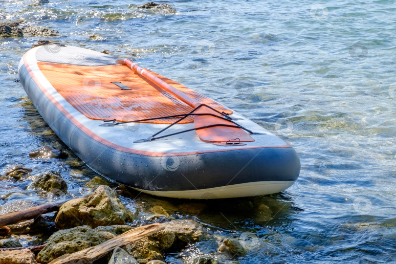 Скачать На пляже лежит доска для серфинга фотосток Ozero