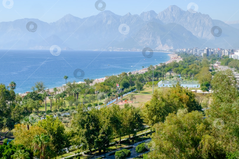 Скачать Красивый пляж с видом на город на заднем плане фотосток Ozero