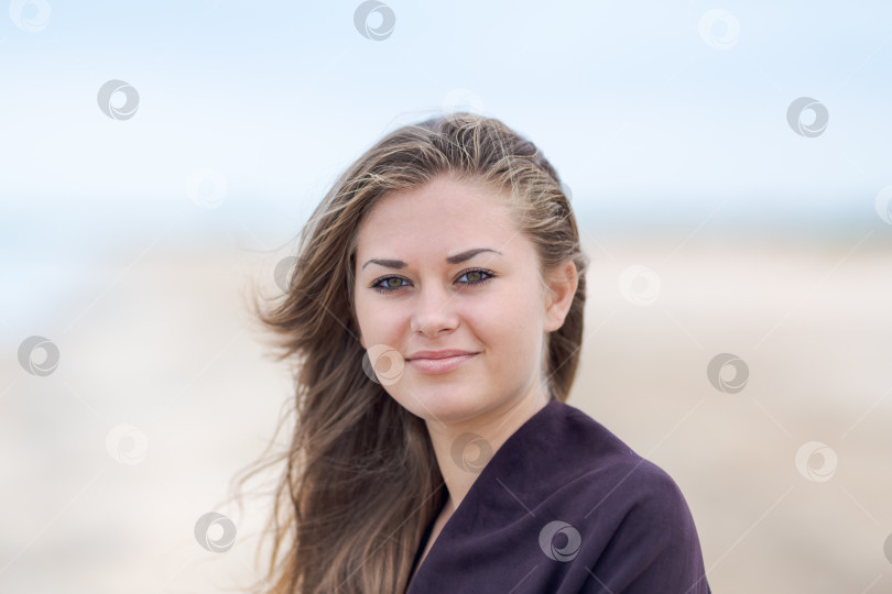 Скачать Женщина с длинными волосами стоит на пляже фотосток Ozero