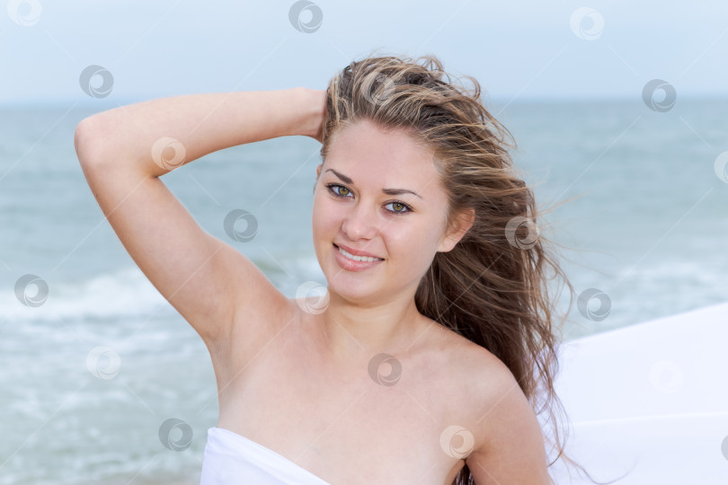 Скачать Женщина с длинными волосами стоит на пляже фотосток Ozero