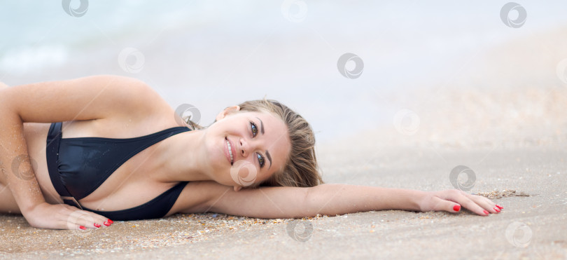 Скачать Женщина лежит на пляже фотосток Ozero