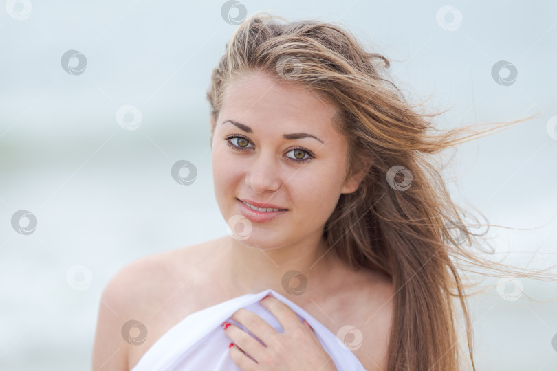 Скачать Женщина с длинными каштановыми волосами одета в белую рубашку фотосток Ozero