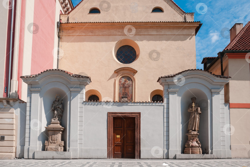 Скачать Исторический фасад европейской церкви со статуями на фоне голубого неба фотосток Ozero