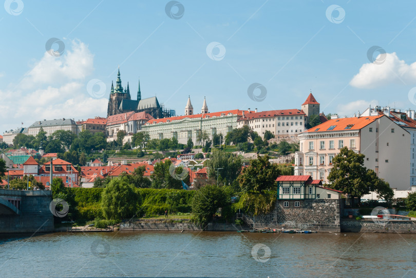 Скачать Исторический Пражский град и живописный городской пейзаж на берегу реки Влтавы под голубым небом фотосток Ozero