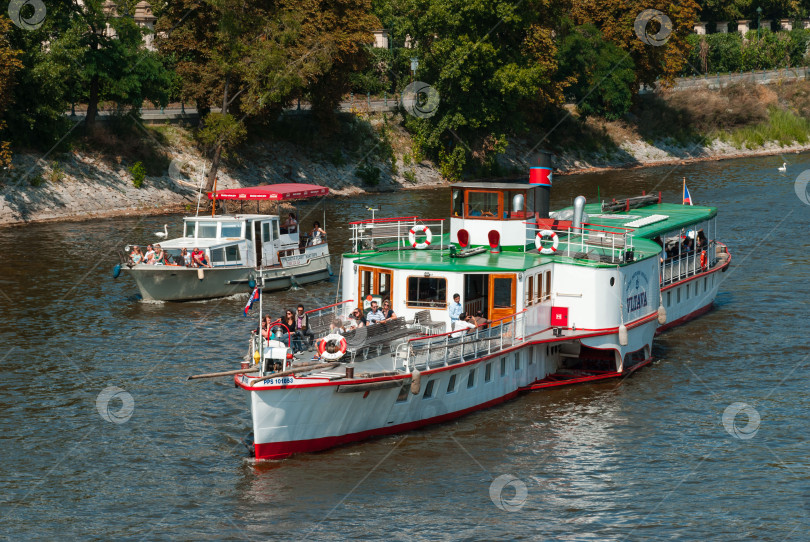 Скачать Экскурсионные лодки на реке с туристами в солнечный день фотосток Ozero