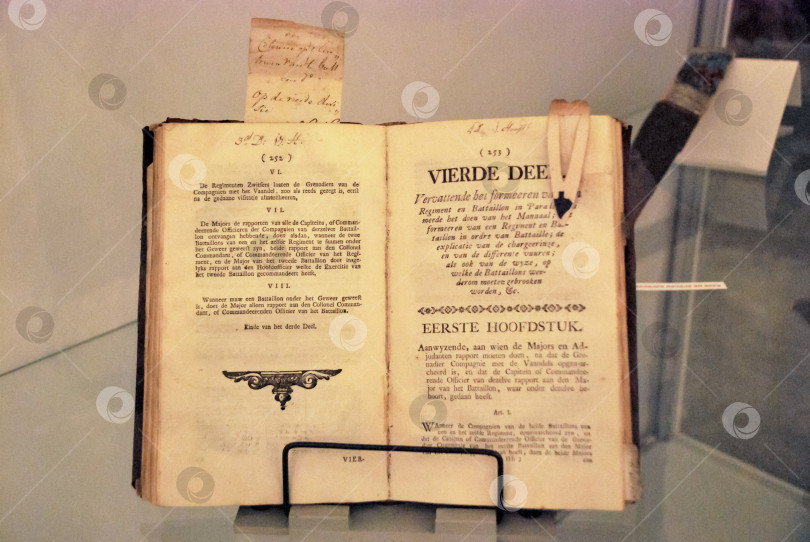Скачать Старинная голландская книга с рукописными заметками, выставленная в стеклянной витрине фотосток Ozero