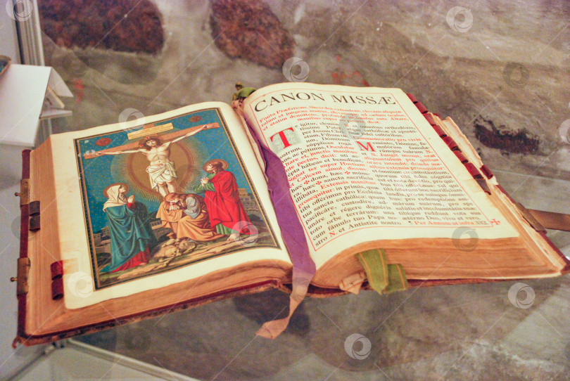 Скачать Древняя иллюстрированная рукопись канона миссэ с религиозными иконами фотосток Ozero