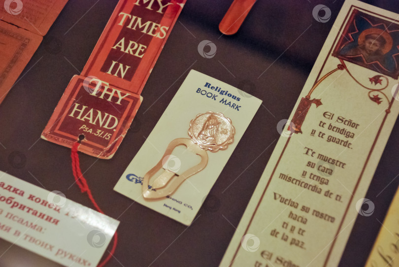 Скачать Религиозные закладки и тексты из Священных Писаний, разложенные на декоративном столе фотосток Ozero