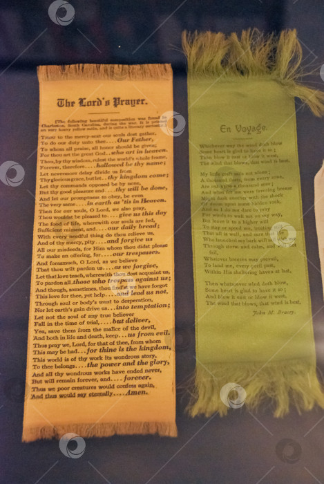 Скачать Два старинных молитвенных свитка с вдохновляющими текстами на английском языке фотосток Ozero