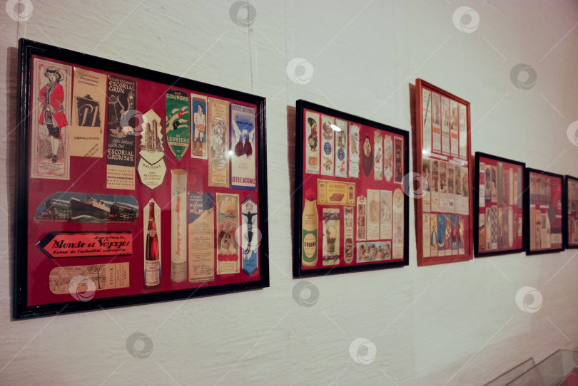 Скачать Выставка старинных рекламных плакатов в галерее фотосток Ozero