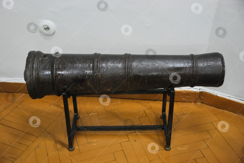 Скачать Старинная железная пушка выставлена в историческом музее фотосток Ozero