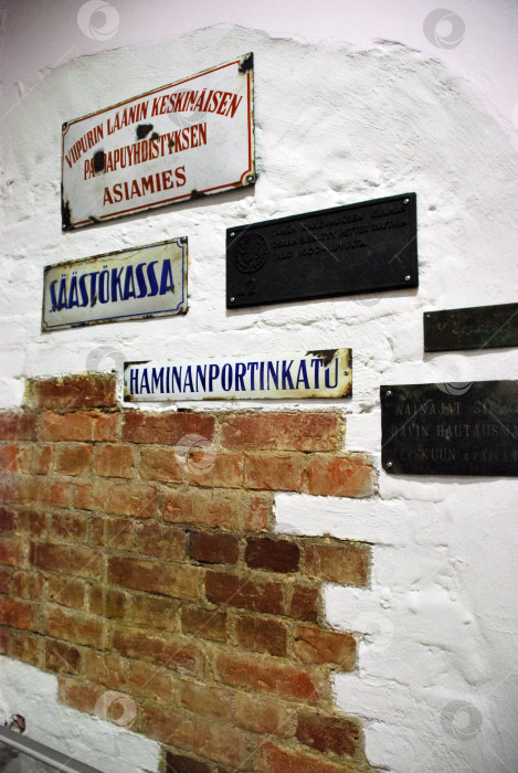 Скачать Старинные финские уличные и архитектурные вывески на кирпичной стене фотосток Ozero