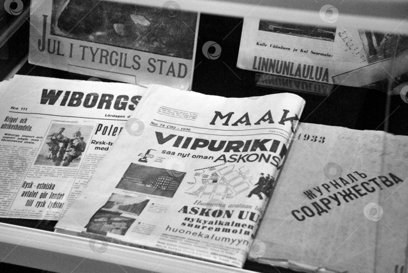 Скачать Представлены старинные газеты 1930-х годов на нескольких языках фотосток Ozero