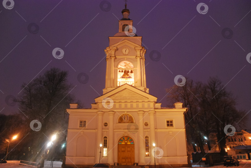 Скачать Освещенная церковь ночью с деревьями в зимнее время фотосток Ozero