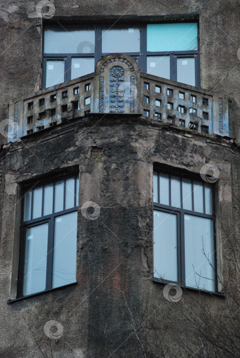 Скачать Состаренный фасад здания с винтажными окнами и выветрившейся текстурой фотосток Ozero