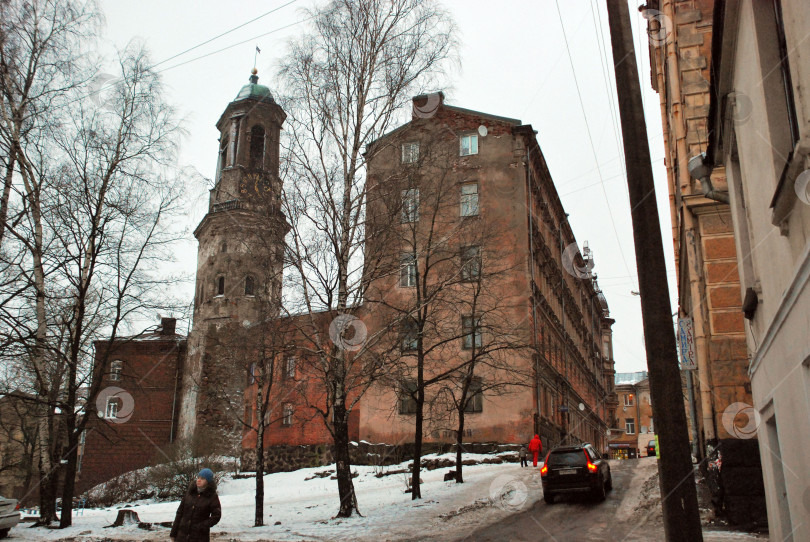 Скачать Зимняя городская сцена с историческими зданиями и голыми деревьями фотосток Ozero