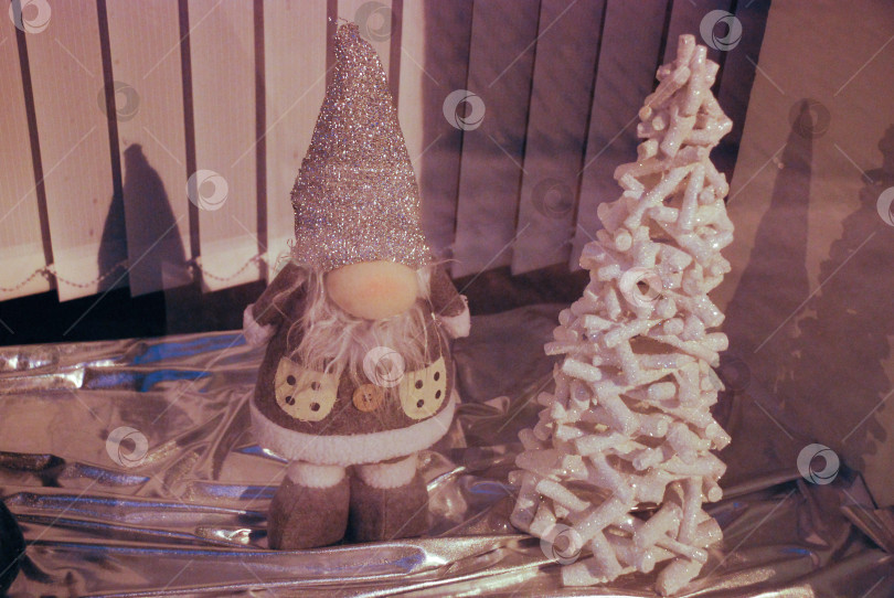 Скачать Праздничный гном со сверкающей елкой и серебряными украшениями фотосток Ozero