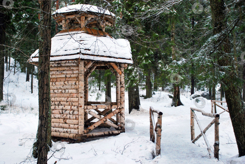 Скачать Деревенская деревянная беседка в заснеженном лесу с деревянным забором фотосток Ozero