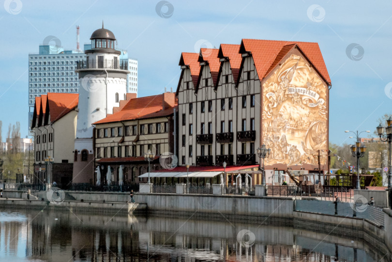 Скачать Историческая европейская архитектура с отражающей поверхностью набережной в городской среде фотосток Ozero