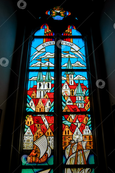 Скачать Красочный витраж с изображением исторического города и парусников фотосток Ozero