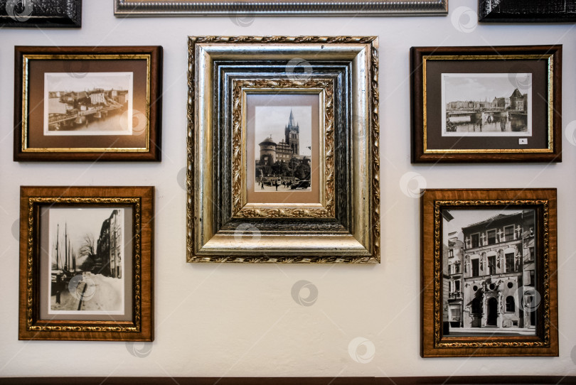 Скачать Коллекция старинных черно-белых фотографий в рамках на стене фотосток Ozero