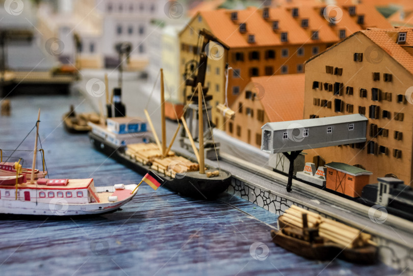 Скачать Детализированная миниатюрная сцена гавани с лодками и зданиями фотосток Ozero